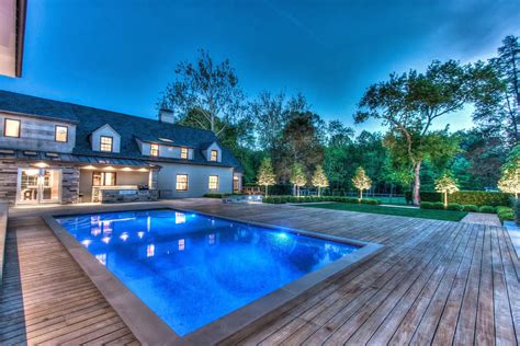 There is no average size of private swimming pools as owners can have them built to their specifications. Olympic swimming pools are required to be 64 feet long. The size of swimmi...